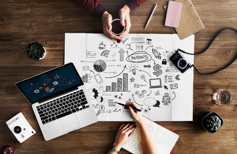 Équipe d'agence de communication à Cholet analysant des données marketing