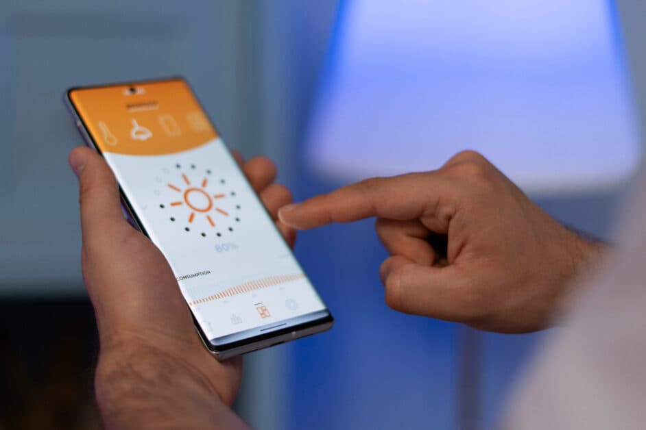 Développeur spécialisé écrivant le code source d'un projet de développement d'application mobile avec une architecture en micro-services.
