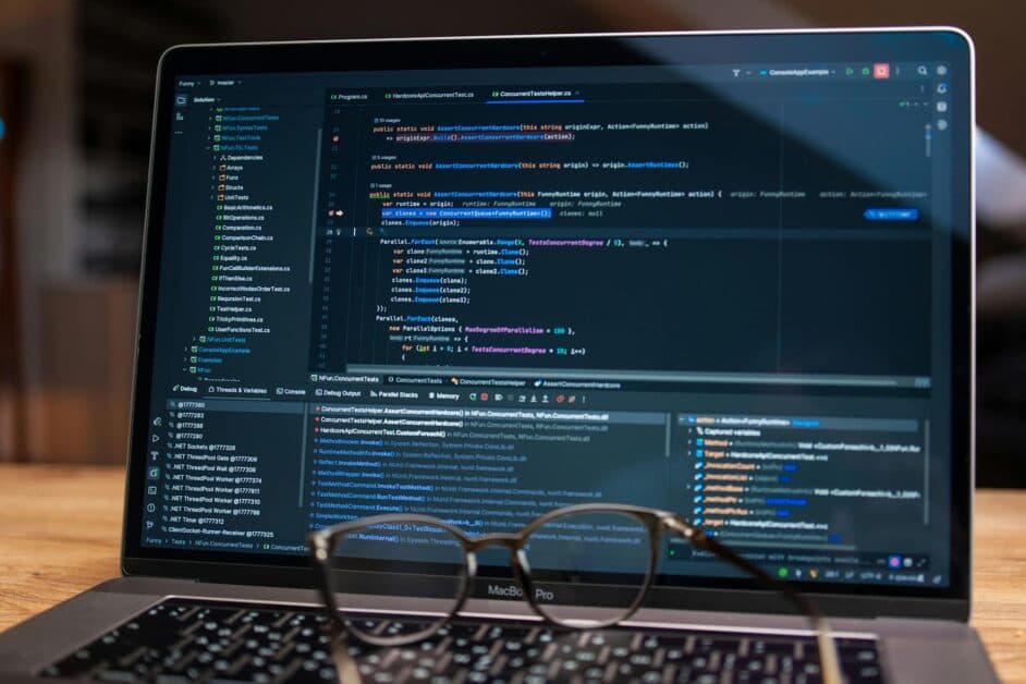 Consultant expert planifiant le développement d'une application sur mesure performante.