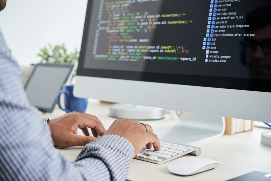 Un homme en plein développement informatique