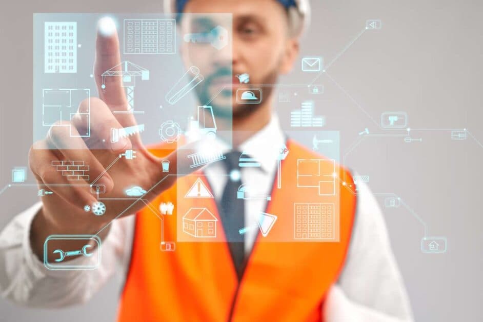 Un homme en plein développement d'un logiciel QSHE