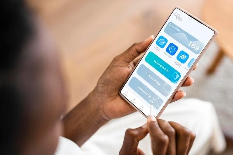 Une personne qui utilise une application mobile sur un smartphone