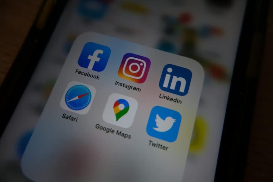 Applications mobiles natives sur smartphone illustrant la diversité des projets et leur impact sur le prix pour développer une application