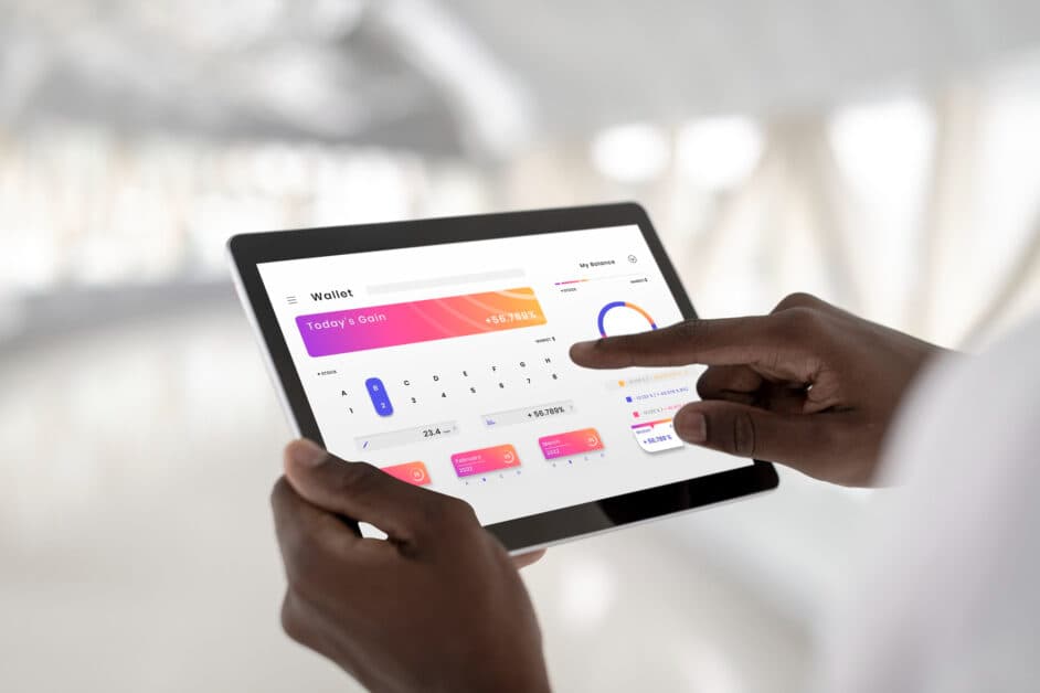Utilisateur interagissant avec une application Web sur mobile de gestion financière sur tablette tactile