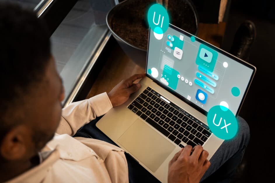 Développeur travaillant sur l'interface UI et UX d'une application web sur MacBook