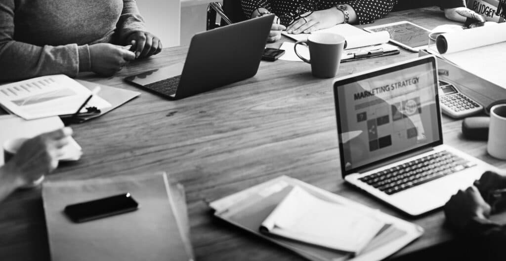 Séance de conseil en transformation digitale avec équipe projet autour d'une stratégie marketing et d'un budget numérique