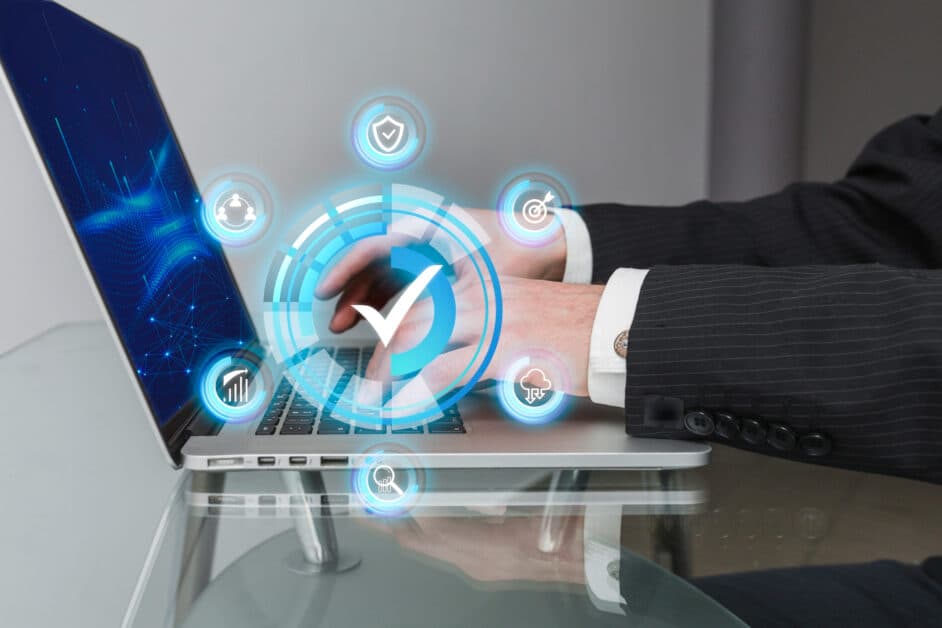 Responsable informatique pilotant les étapes clés de la transformation digitale en PME via un tableau de bord numérique sécurisé