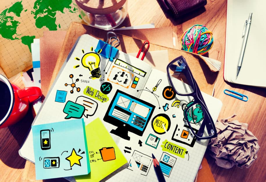 Carnet créatif illustrant les composantes d'un projet de digitalisation : web design, CMS, contenu et développement