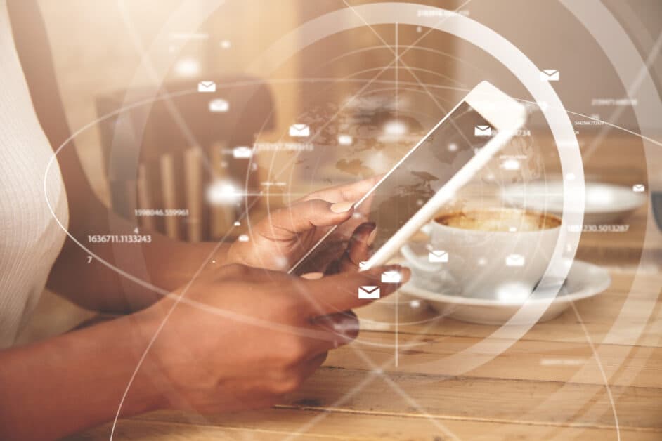 Collaboratrice consultant ses outils numériques sur tablette, illustration de la communication digitale dans une PME en transformation