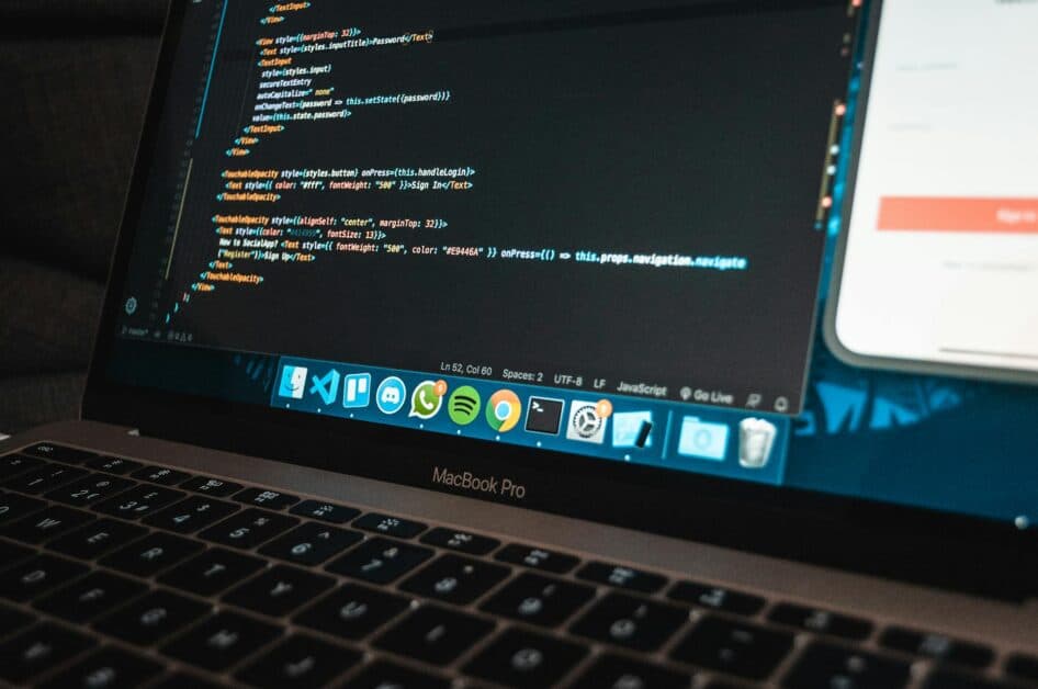 Code JavaScript affiché en dark mode sur MacBook Pro dans un environnement de développement web professionnel