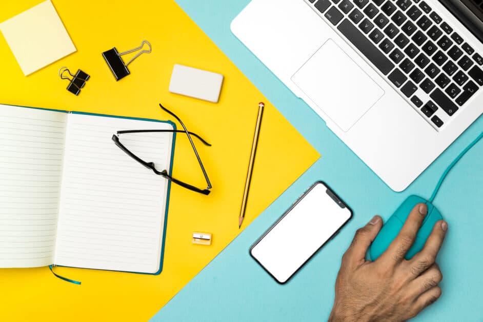 Espace de travail moderne avec laptop et smartphone symbolisant les outils d'un accompagnement transformation digitale pour PME