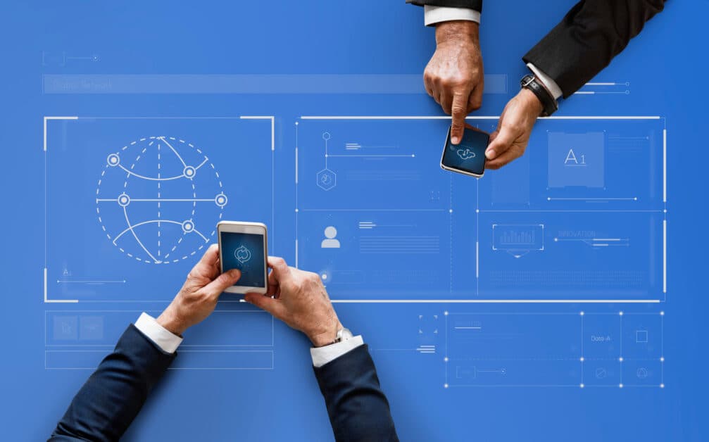 Deux dirigeants en costume collaborant sur smartphones avec schéma de réseau mondial et interface digitale