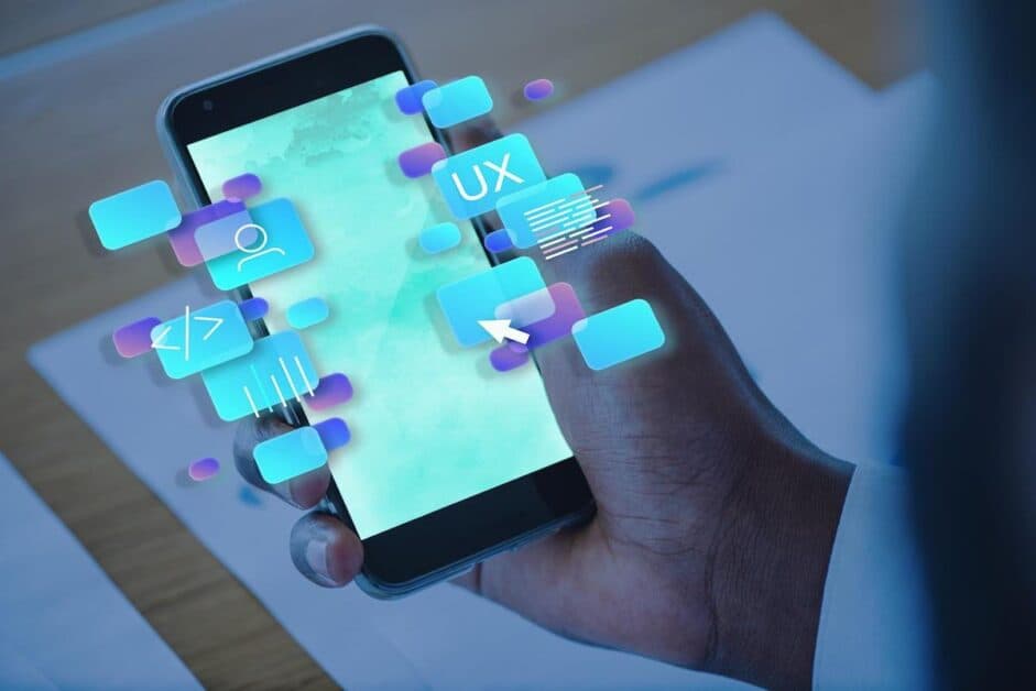 Une personne qui tient un smartphone pour regarder un développement d'application mobile