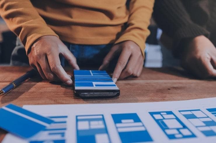 Une personne qui teste le design d'une application mobile