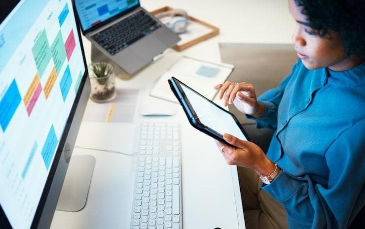 Une femme qui organise le pilotage d'un projet d'application mobile à distance