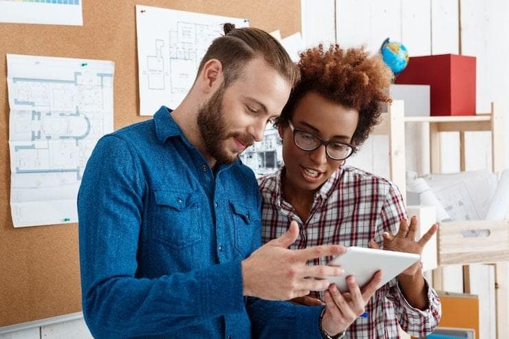 Un homme et une femme qui discute de la faisabilité d'une application mobile