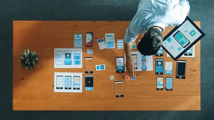Un homme en plein développement d'une application mobile