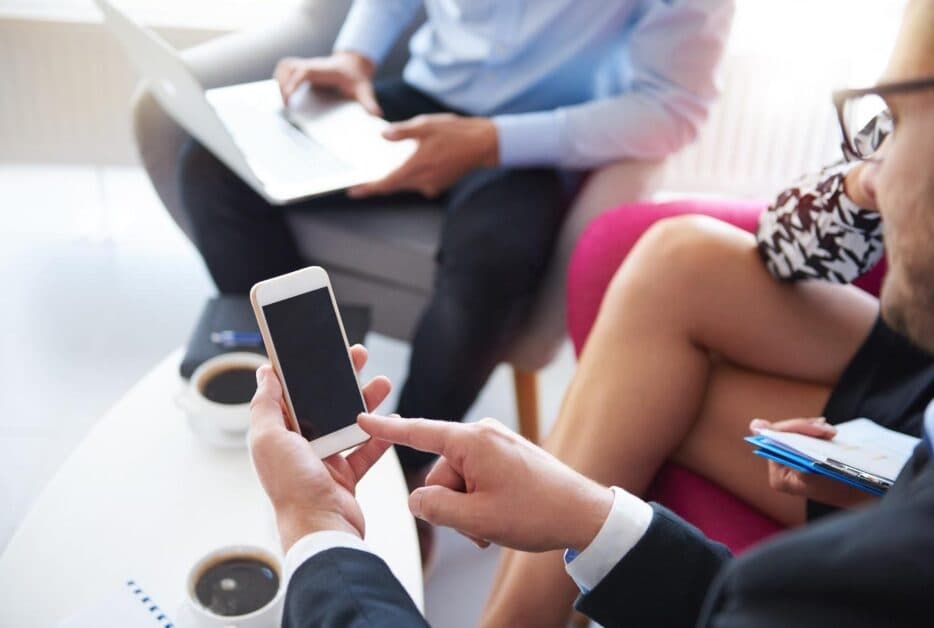 Un homme qui regarde une application sur un Smartphone