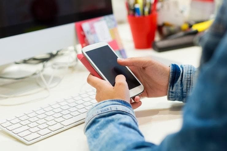 Une personne qui teste une application mobile 