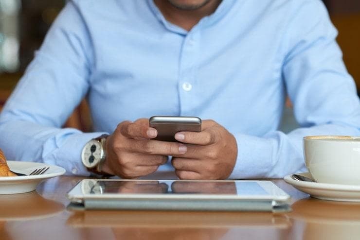 Un homme qui vérifie l'efficacité d'un Deep Linking 