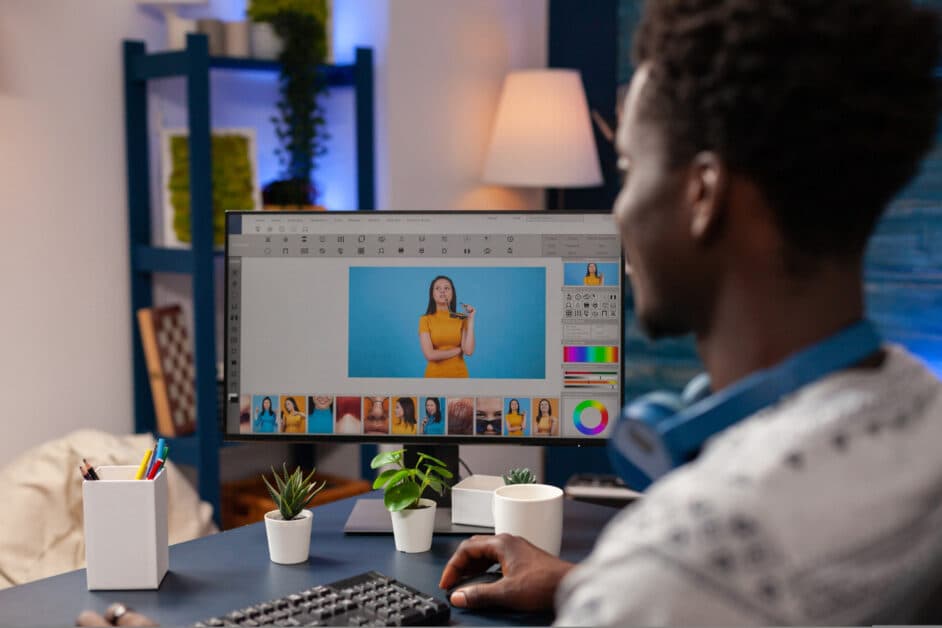 Designer utilisant du matériel spécialisé pour affiner des visuels applicatifs complexes
