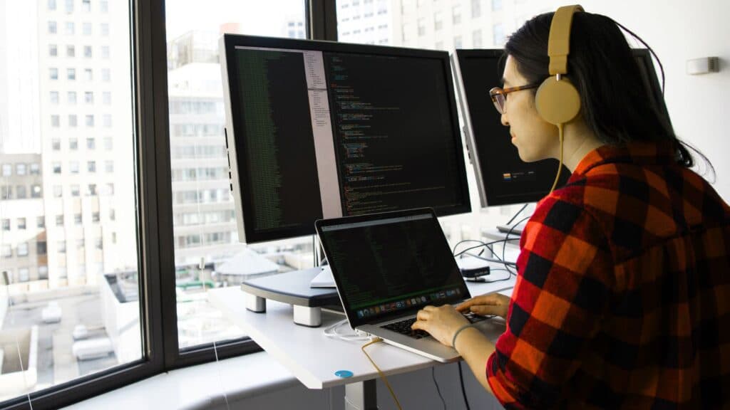 Ingénieur analysant le coût de revient d'une solution SaaS vs logiciel sur mesure
