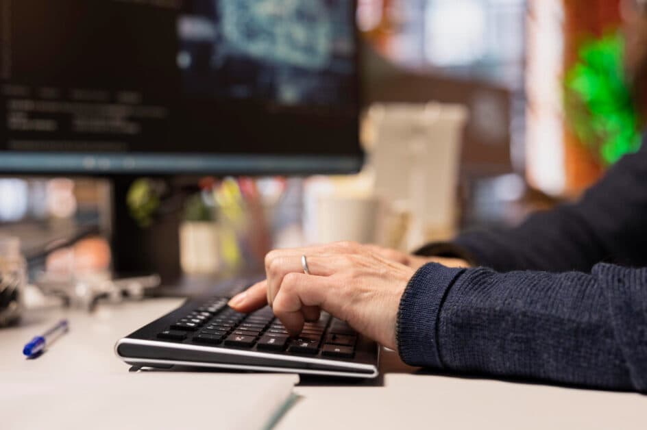 Développeur en phase de codage initial pour garantir la qualité logicielle