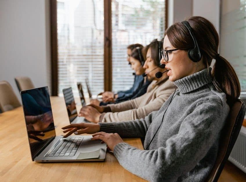 Une équipe de moins de 20 personnes qui travaille sur un CRM standard