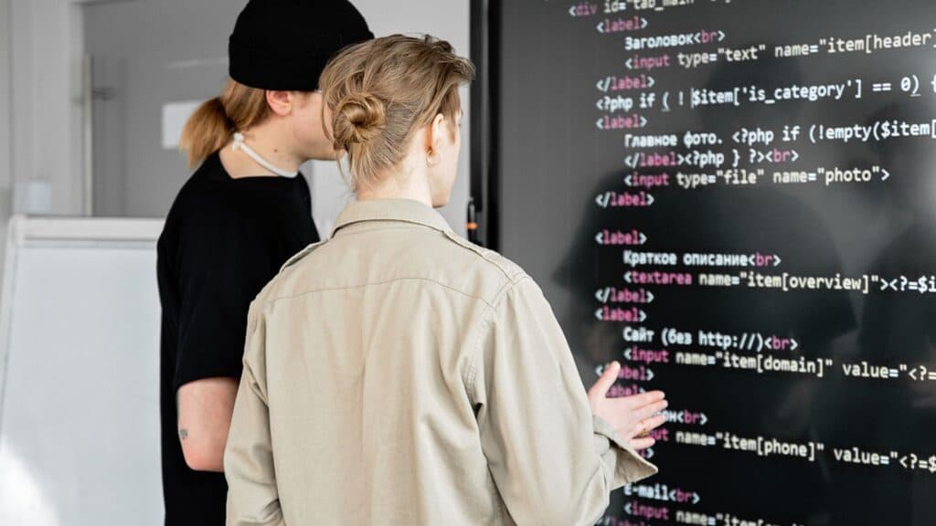 Équipe technique collaborant sur une session de vibe coding en entreprise