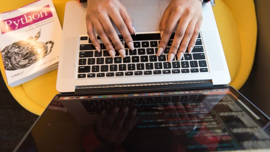Programmation assistée par vibe coding et modèles de langage avancés