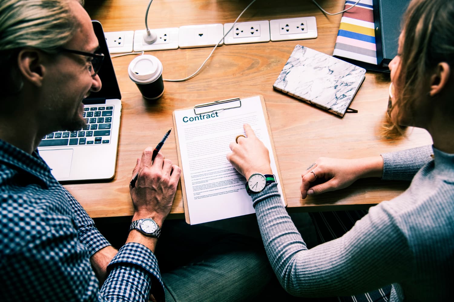 Contrat développement logiciel : les clauses essentielles à négocier avec votre prestataire