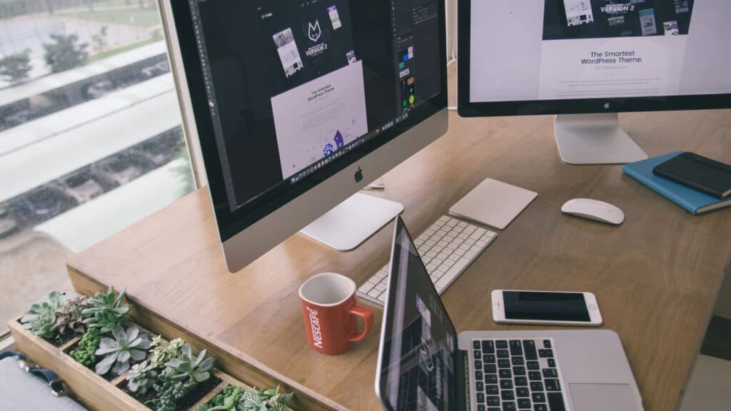 Environnement de travail moderne d'une agence spécialisée en ingénierie informatique
