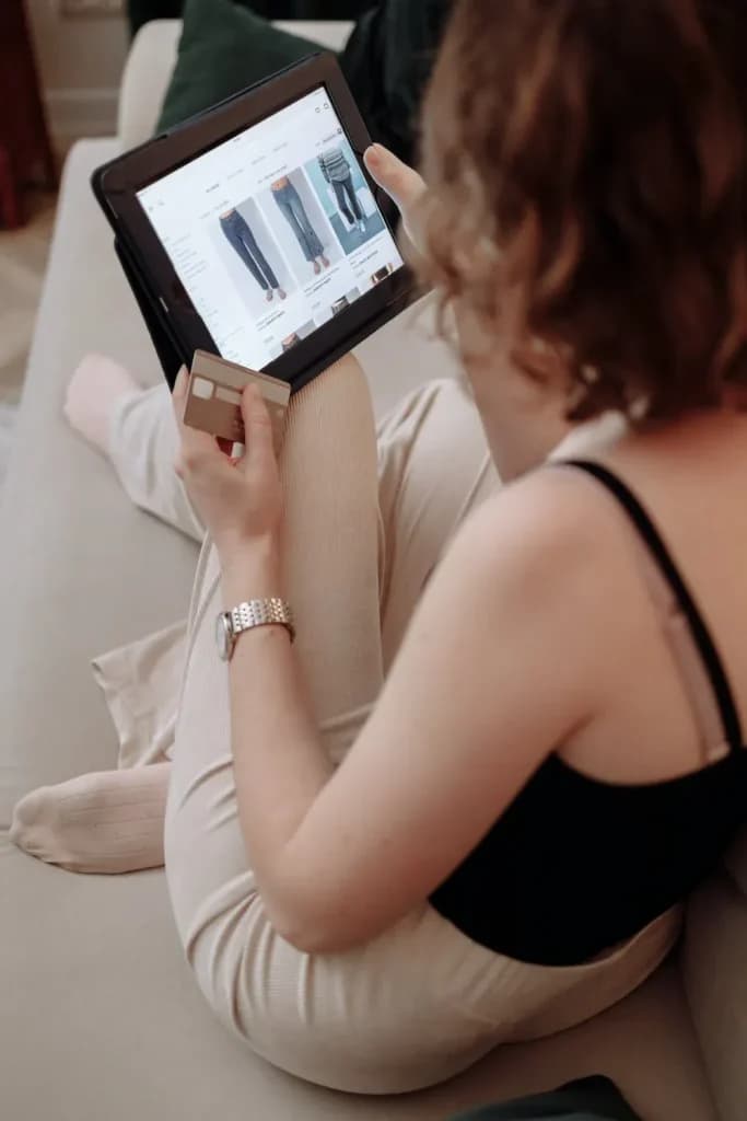 Personne faisant un achat en ligne