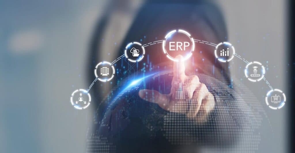 Une personne qui travaille un ERP pendant un développement informatique
