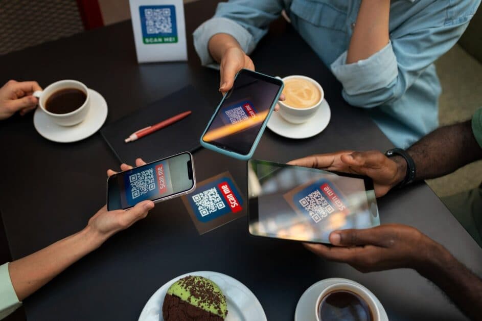 Utilisateurs scannant un QR code sur application mobile dans un café