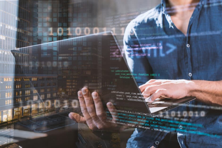 Expert en ingénierie logicielle supervisant le déploiement d'une application métier souveraine