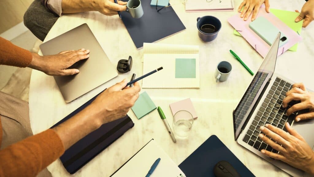 Équipe Aquilapp célébrant la réussite d'un projet technologique complexe