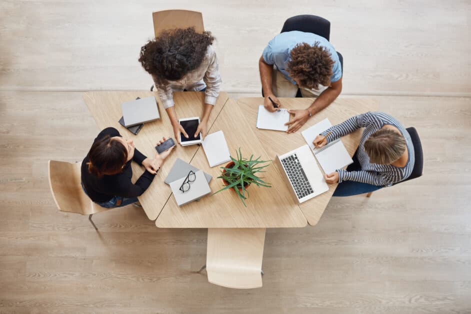 Collaboration d'une équipe agile autour d'un tableau