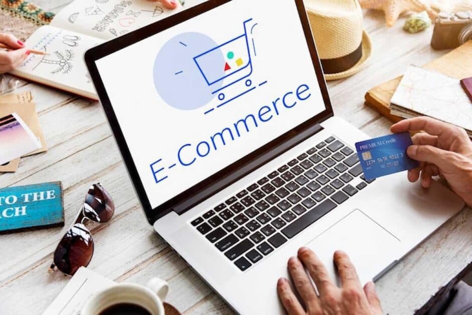 Une personne qui achète sur un site e-commerce pour vérifier le Core Web Vitals