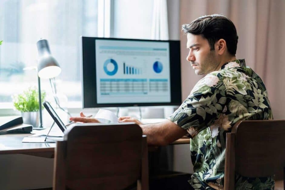 Un homme qui suit les performances Cove Web Vitals d'un site