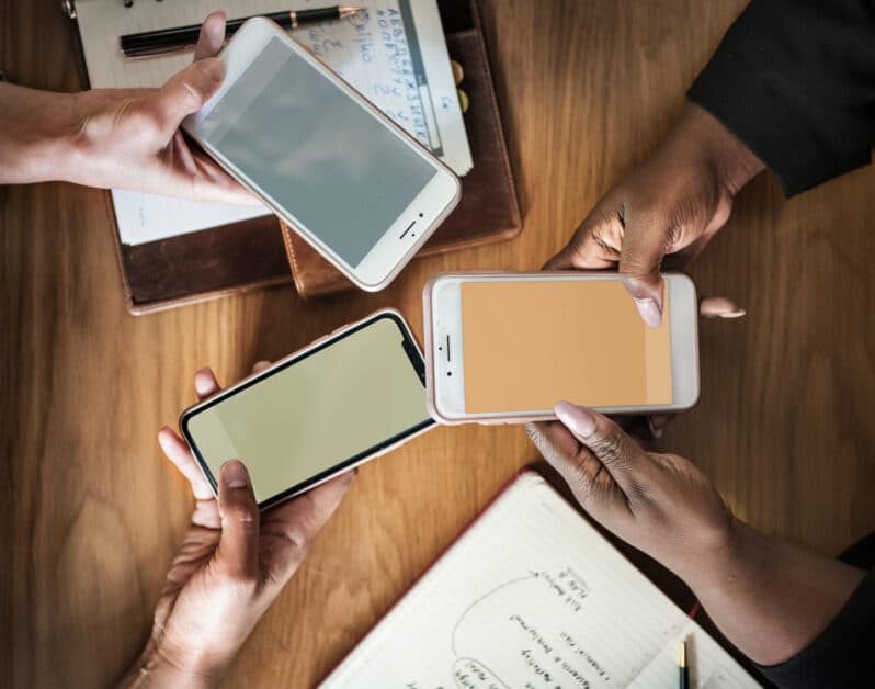 responsable digital d'une collectivité territoriale présentant une application mobile citoyenne sur smartphone