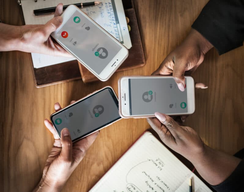 écran d'une application mobile citoyenne affichant une interface de signalement avec géolocalisation et formulaire photo