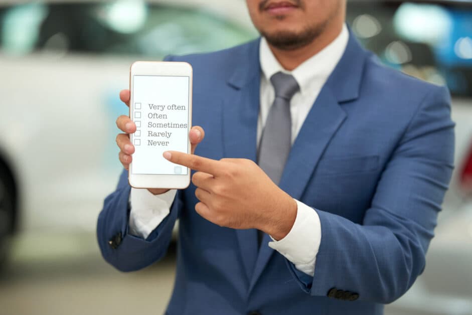dirigeant de PME consultant une maquette d'application mobile sur smartphone