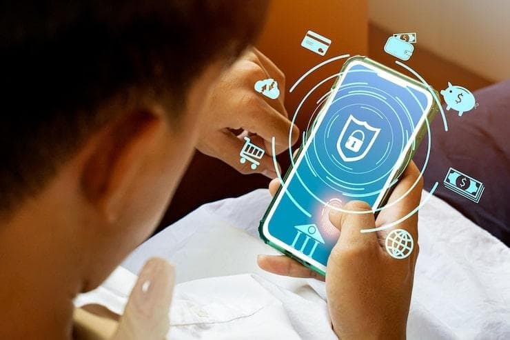 Un homme qui teste la sécurité d'une application su run Smartphone