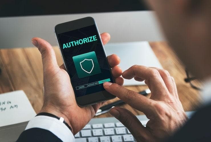 Un homme qui teste la sécurité d'une app mobile
