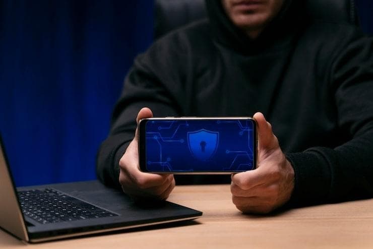 Un homme qui teste la sécurité d'une application