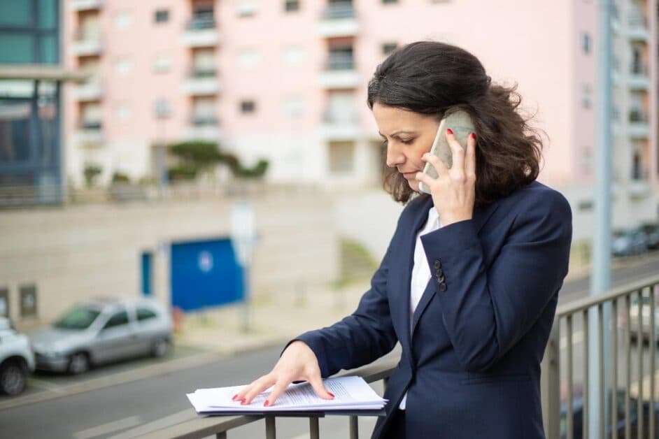 Une femme au téléphone qui regarde une appel d'offre d'applucation mobile