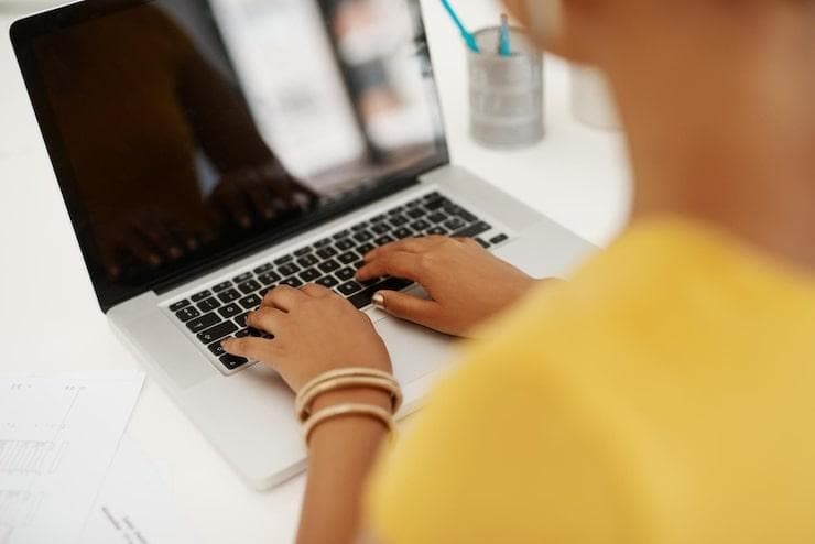 Une femme qui rédige une fiche ASO pour lancer une application mobile