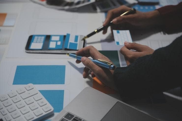 Des personnes qui étudient les fonctionnalités d'une application mobile