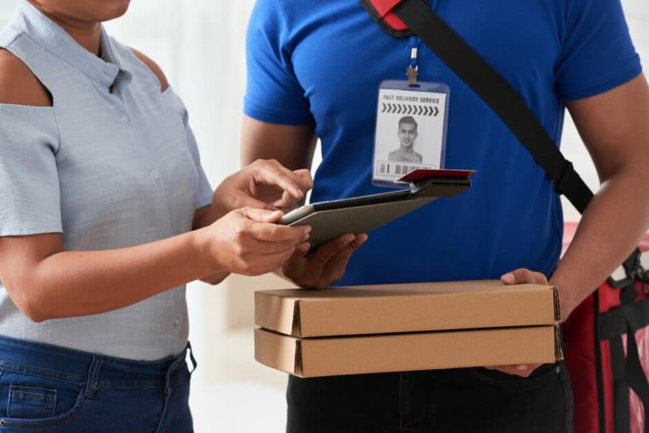 Chauffeur livreur utilisant une application pour scan colis